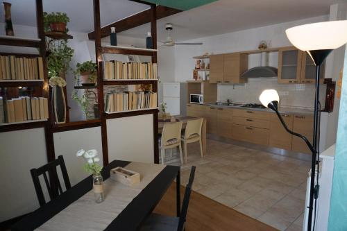 a kitchen and dining room with a table and a lamp at A Casa Mia in Romàns dʼIsonzo