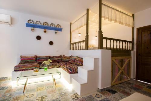 - un salon avec un canapé et une table dans l'établissement Gorgona Traditional Studio, à Karpathos