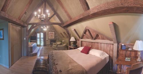 Twin Pine Manor في إفراتا: غرفة نوم بسرير كبير في غرفة