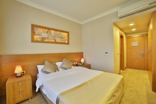 A bed or beds in a room at AKBAK OTEL