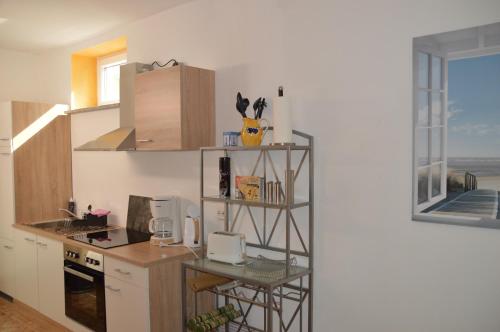 eine Küche mit einer Theke und einer Arbeitsplatte in der Unterkunft Ferienhaus Am Park in Löbnitz