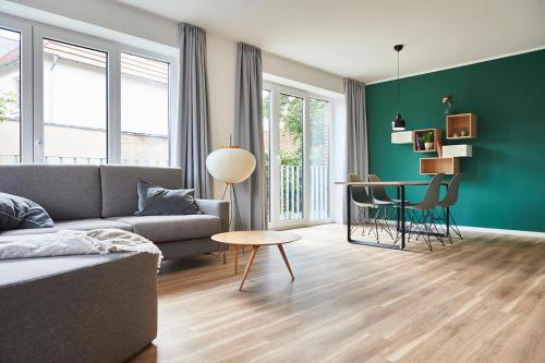 奧爾登堡的住宿－Boardinghome Oldenburg，客厅配有沙发和桌子