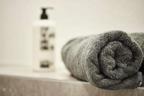 a rolled up towel sitting on top of a counter at Boardinghome Oldenburg in Oldenburg