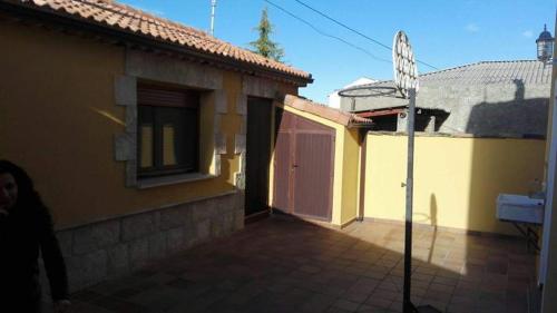 a street sign in front of a house at La Verdevilla in Anguix