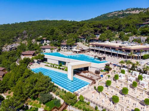 vista aerea di un resort con piscina di TUI BLUE Seno - Adults Only a Sarigerme