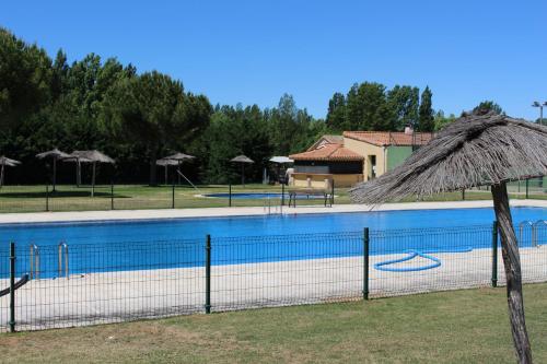 Bazén v ubytování Hostal Las Paneras nebo v jeho okolí