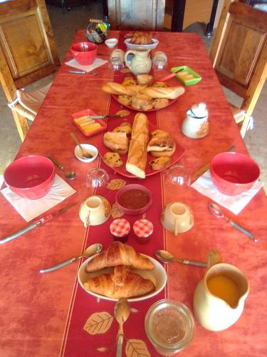 une longue table avec des assiettes de nourriture dessus dans l'établissement Domaine des cigales, chambre d'hôtes, à Saint-Martin-dʼAoût