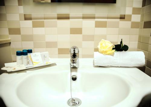 a bathroom sink with a faucet and towels at Ona Jardines Paraisol in Salou