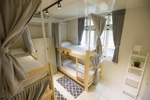 Poschodová posteľ alebo postele v izbe v ubytovaní KM Hostel