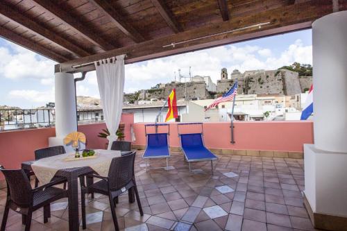 un patio con tavolo e sedie sul balcone. di Residence Alberghiero Eolie a Città di Lipari