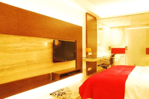 Una televisión o centro de entretenimiento en Maya Hotel