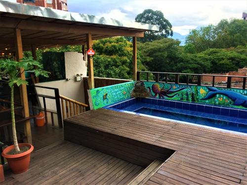 בריכת השחייה שנמצאת ב-Casa Kiwi Hostel או באזור