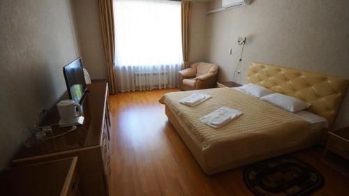 1 dormitorio con 1 cama con 2 toallas en Resort Iksha en Iksha