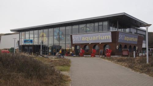 a building with a sign on the side of it at Jugendherberge Westerland in Westerland (Sylt)