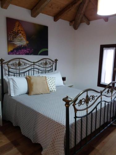 a bedroom with a black bed with white pillows at LOCANDA RIGHETTO in Quinto di Treviso