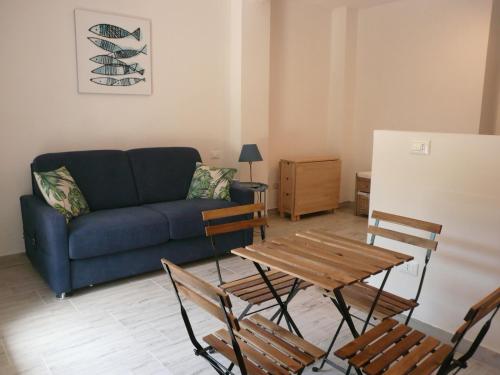 ein Wohnzimmer mit einem Sofa, einem Tisch und Stühlen in der Unterkunft Cà Lea,2 Minuti dalla Spiaggia di Monterosso in Monterosso al Mare