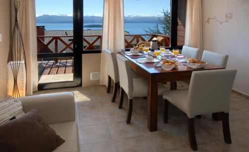 圣卡洛斯-德巴里洛切南加泰罗尼亚Spa公寓酒店的一间带桌椅和阳台的餐厅