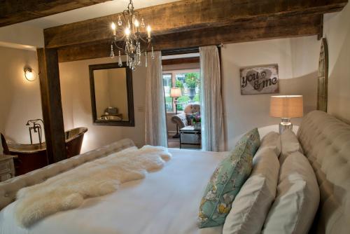 Katil atau katil-katil dalam bilik di Maxwell Mansion Hotel