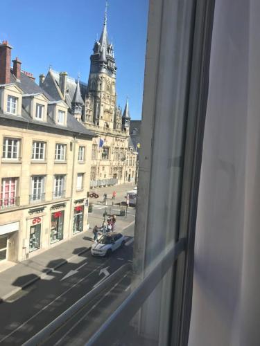 Blick aus einem Fenster einer Straße mit einem Gebäude in der Unterkunft appartement de charme en plein coeur du centre ville de Compiègne arriver entre 14h et 18h maximum in Compiègne