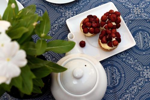 a plate of strawberries and a plate of food at B&B Dimora di Girgenti in Agrigento