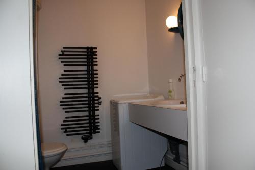 La salle de bains est pourvue d'un lavabo et d'une serviette noire. dans l'établissement T2 duplex au 2éme étage sur le port ostreicole Andernos ,Bassin d'Arcachon, à Andernos-les-Bains