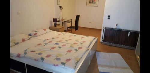 Un pat sau paturi într-o cameră la flats-4u - Cosy, quite & clean apartments in the city ( Apt. 3 )
