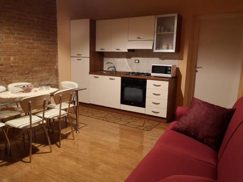 eine Küche und ein Esszimmer mit einem Tisch und einer Couch in der Unterkunft Casa Indipendente in Villa San Giovanni