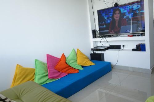- un salon avec des oreillers colorés sur un canapé dans l'établissement Posada Ventura, à Duitama