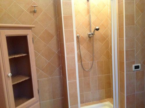 uma casa de banho com um chuveiro e uma porta de vidro em Agriturismo Ai Gradoni em Teolo