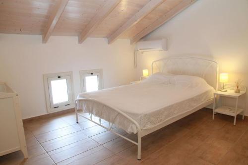 Tempat tidur dalam kamar di Xaradiotis House - A modern home away from home