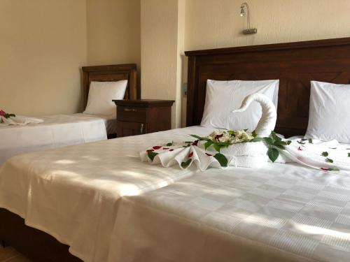 Ein Bett oder Betten in einem Zimmer der Unterkunft Dalyan Nehir suit hotel