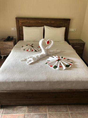 Ein Bett oder Betten in einem Zimmer der Unterkunft Dalyan Nehir suit hotel