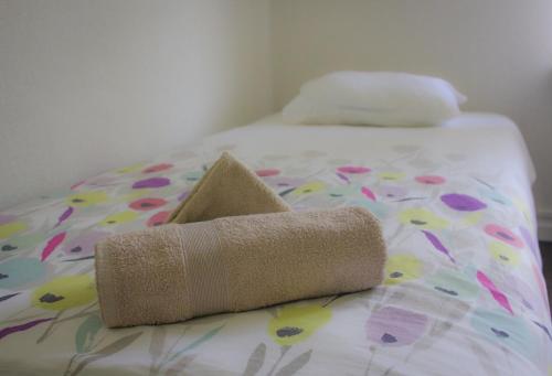 a rolled up towel sitting on top of a bed at Paadi puhkemaja in Salinõmme