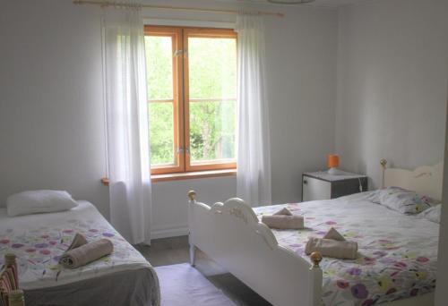 1 dormitorio con 2 camas y ventana en Paadi puhkemaja, en Salinõmme