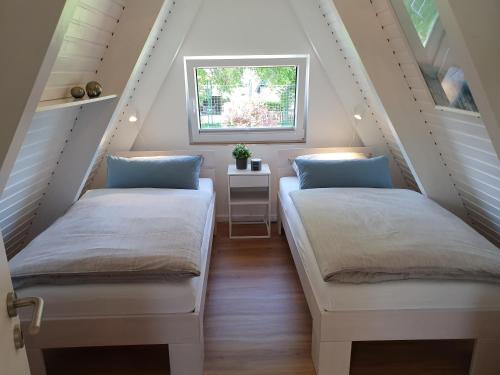 Giường trong phòng chung tại Murmel 3 - Strandkorb, Wallbox, WLan, Kamin