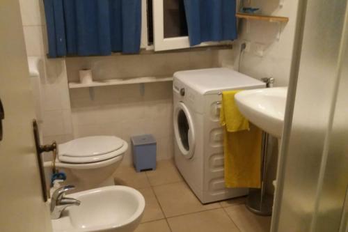 a small bathroom with a washing machine and a washer at Appartamento Lido di Dante in Lido di Dante