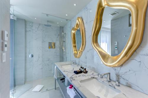 A bathroom at Monsieur Jean - Hôtel Particulier