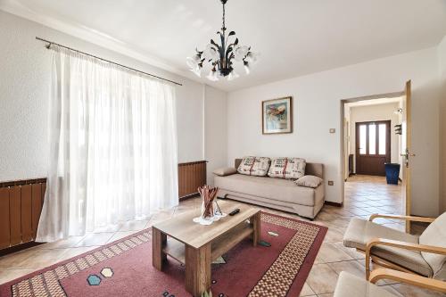 uma sala de estar com um sofá e uma mesa em Apartment Ana em Brtonigla