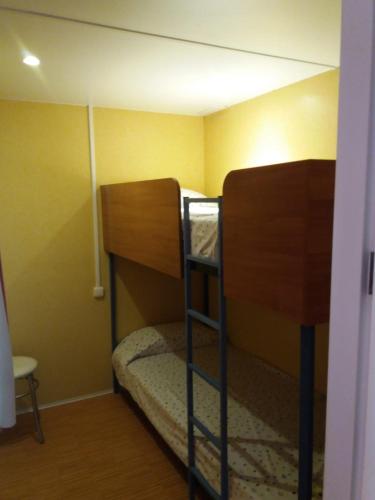 a room with two bunk beds in a room at La Masia in Sant Pere Pescador