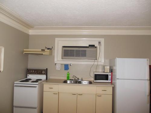 Cuisine ou kitchenette dans l'établissement Motor Court Motel