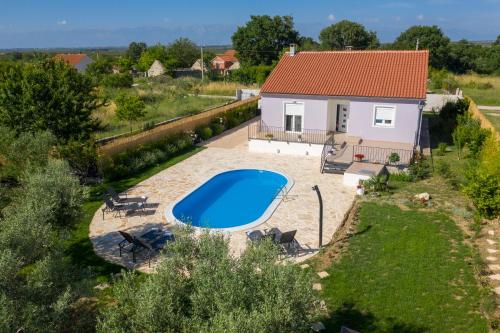 eine Luftansicht eines Hauses mit Pool in der Unterkunft Holiday house Roko in Gornji Zemunik
