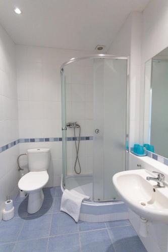 a bathroom with a shower and a toilet and a sink at Rodinný pension Bečov in Bečov nad Teplou