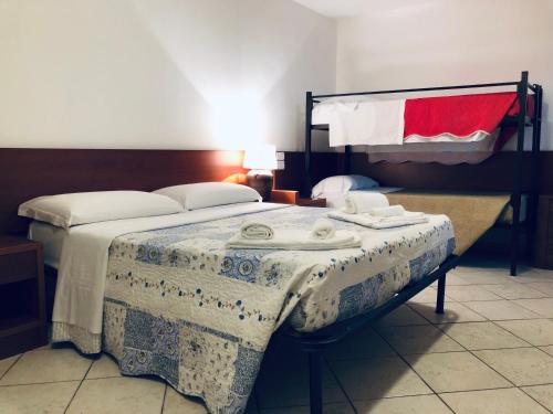 Un dormitorio con una cama con una manta. en B&B Colle Tiziano, en Santa Procula Maggiore