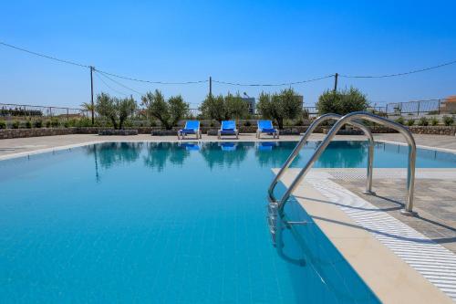 una piscina con un tobogán en el agua en Villa Valasia, en Gennadi