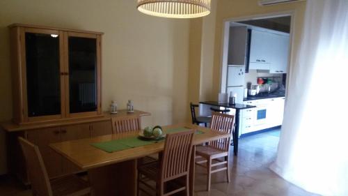 ナルドにあるMalvasia casa vacanzeのキッチン、ダイニングルーム(テーブル、椅子付)