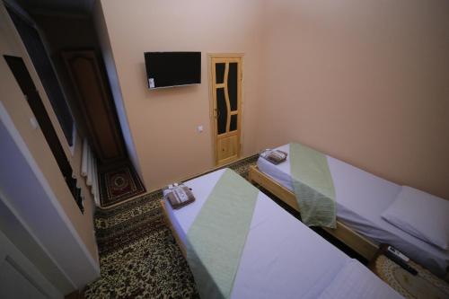 TV a/nebo společenská místnost v ubytování PARVIZ GUEST HOUSE