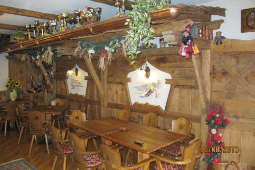 Un restaurante u otro lugar para comer en Hotel Presena