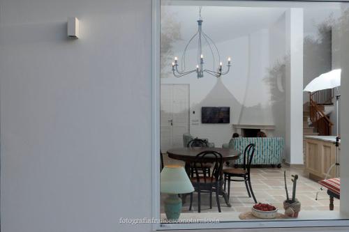a dining room and kitchen with a chandelier at Residenza Lippolis in Castellana Grotte