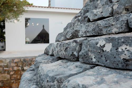 a stone wall in front of a house at Residenza Lippolis in Castellana Grotte
