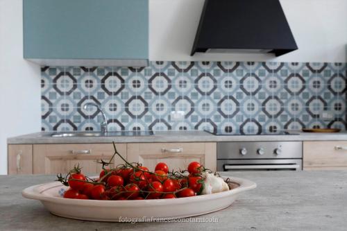 a bowl of tomatoes on a counter in a kitchen at Residenza Lippolis in Castellana Grotte